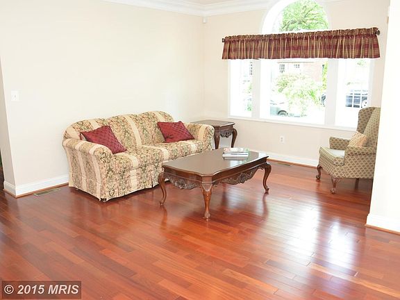 Living Room next to lovely Sunroom