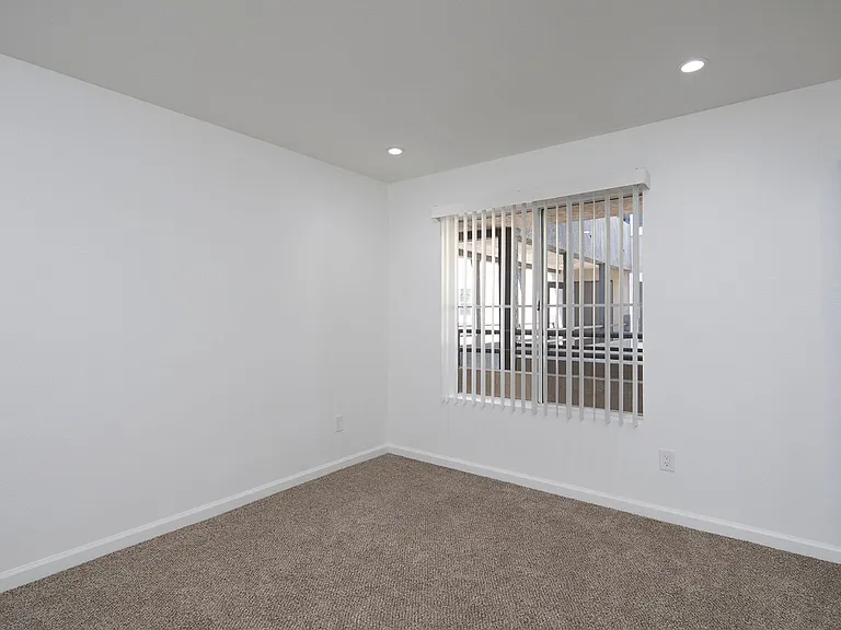 Mission Pacific Apartments — Photo 29