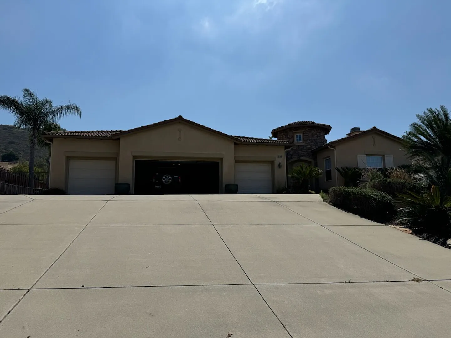Stylish 3BR Vista Home w/ Gym, Chef's Kitchen & Peaceful Walking Views — Photo 2