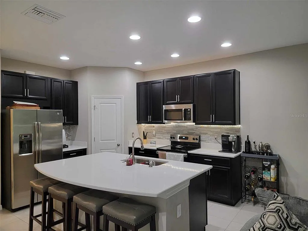 Building Photo - 10549 Oakside Dr