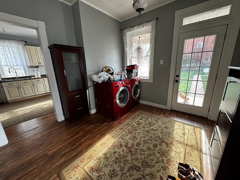 16 Westminster Ave — Photo 4