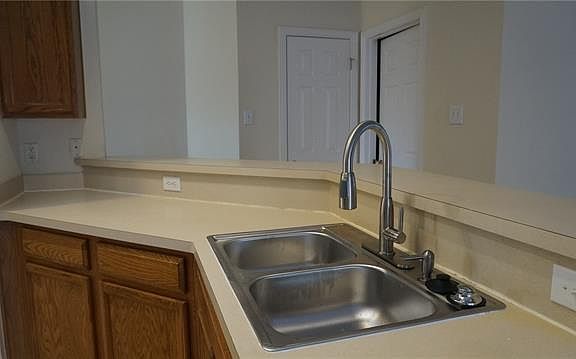 5th image of 10710 Robincreek Ln