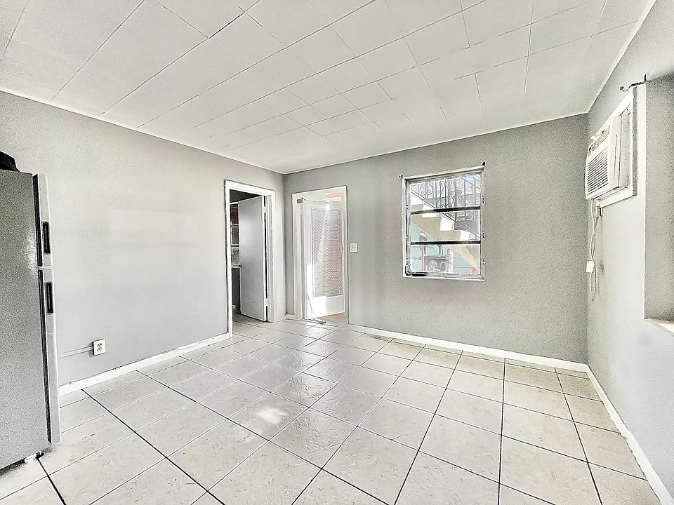 Living Room/Dining Area