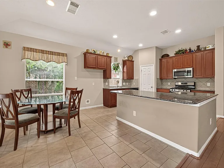 13719 Saxony Dr — Photo 12