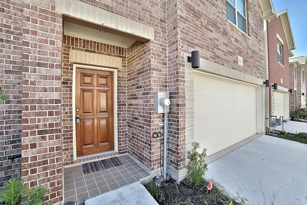 3 bed, 2.5 bath, 1695 sqft, $1,900 — Photo 1