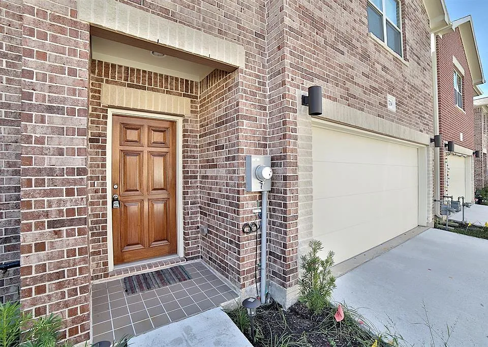 3719 Main Poplar Dr