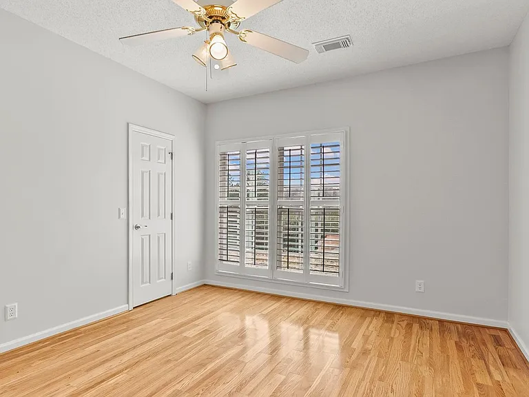10495 Royal Points Dr — Photo 24