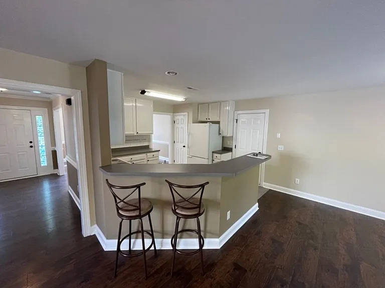 433 Holly Thorn Trce — Photo 16