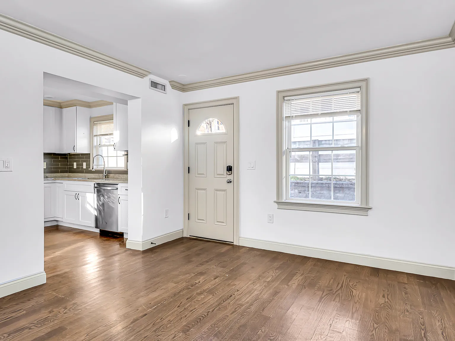 6 bed, 1886 sqft, $4,900 — Photo 3