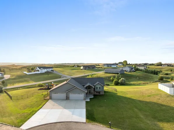 3510 Harmony Ct NW, Minot, ND 58703