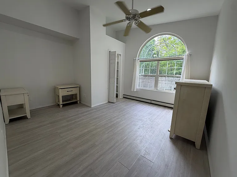 418 Erie St #2 — Photo 13