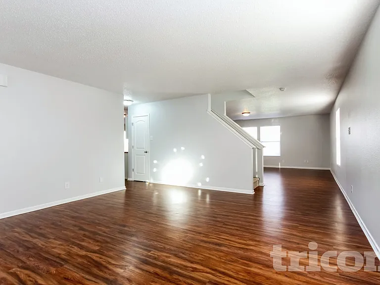 453 Bridgewater Dr — Photo 2