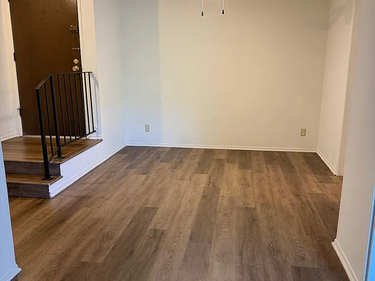 054 - Madre Del Mar Apartments — Photo 2