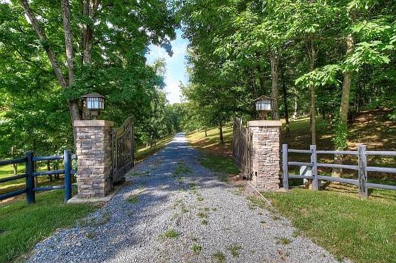 5th image of 312 Foxdale Ln