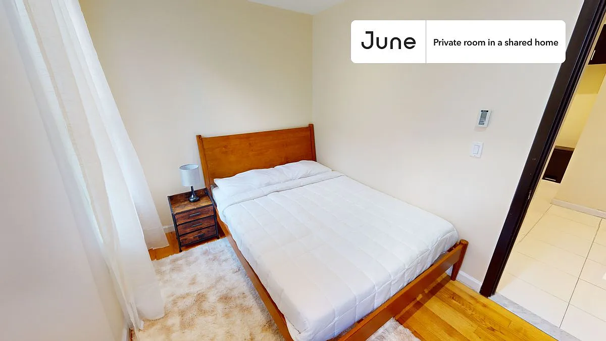 Queen bedroom in 6 bed/3 bath home in Upper West Side #1796 B — Photo 1