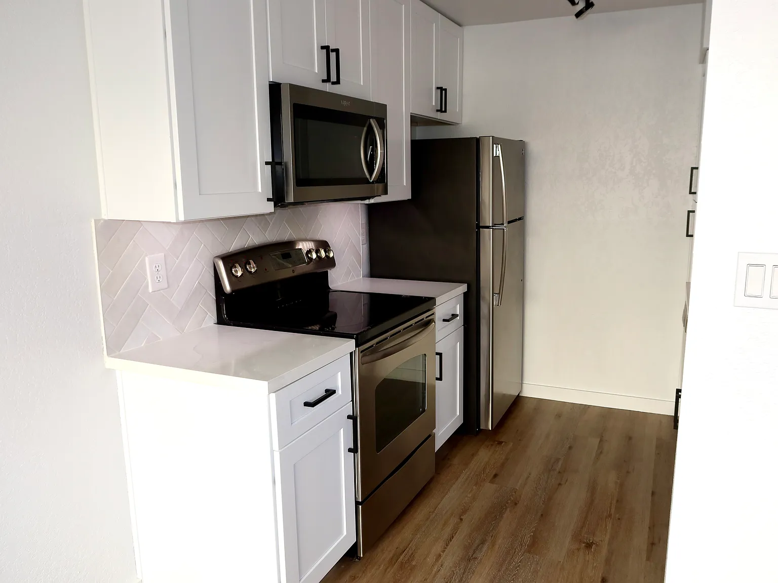 2 bed, 955 sqft, $2,400 — Photo 2