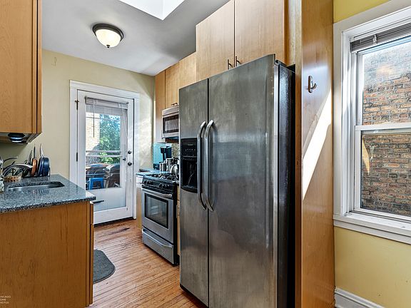 3rd image of 734.5 W Barry Ave #3S
