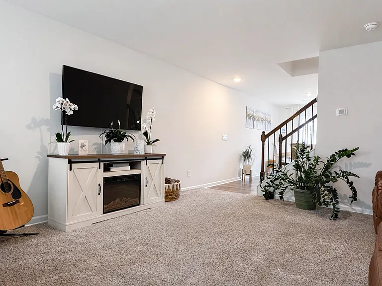 95 Malcolm Ct — Photo 2