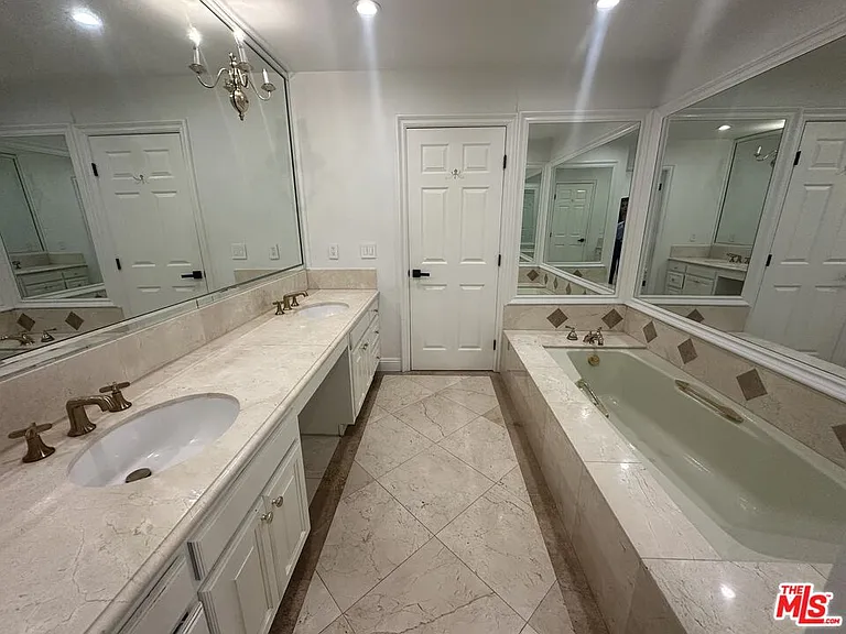 324 N Palm Dr #206 — Photo 41