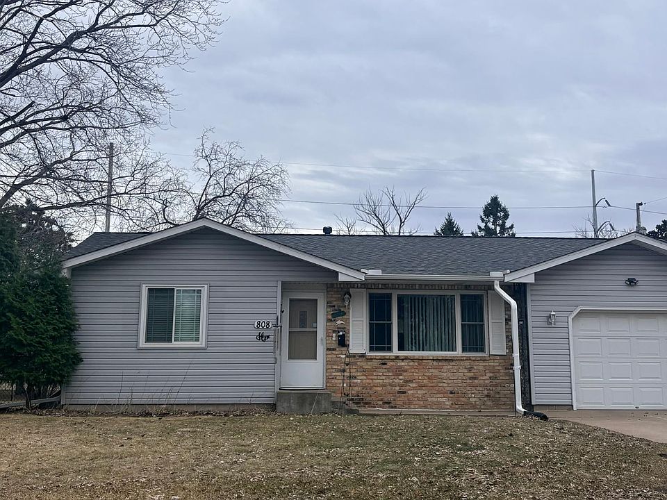 1st image of 808 1st St NE