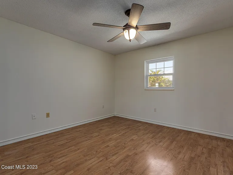 302 Emerald Pl E — Photo 12