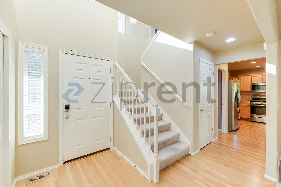 4 bed, 2.5 bath, 2200 sqft, $3,700 — Photo 4