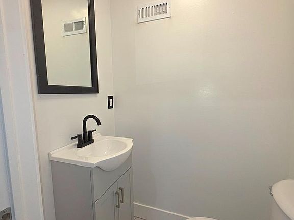 5th image of 904 W Sterner St