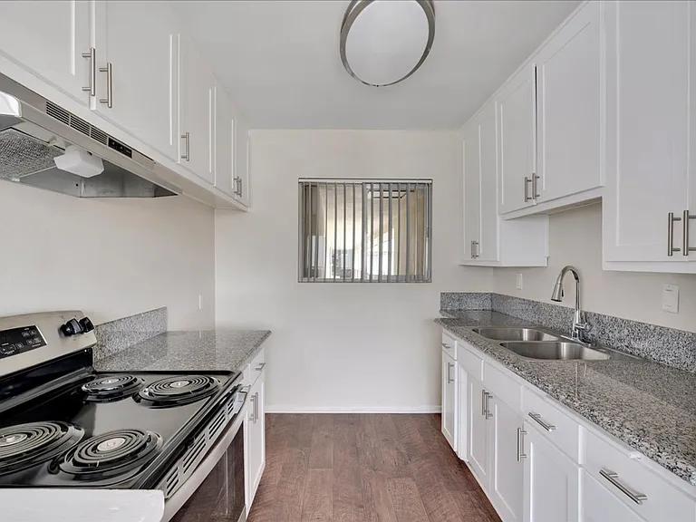 Melrose Place Apartments — Photo 50