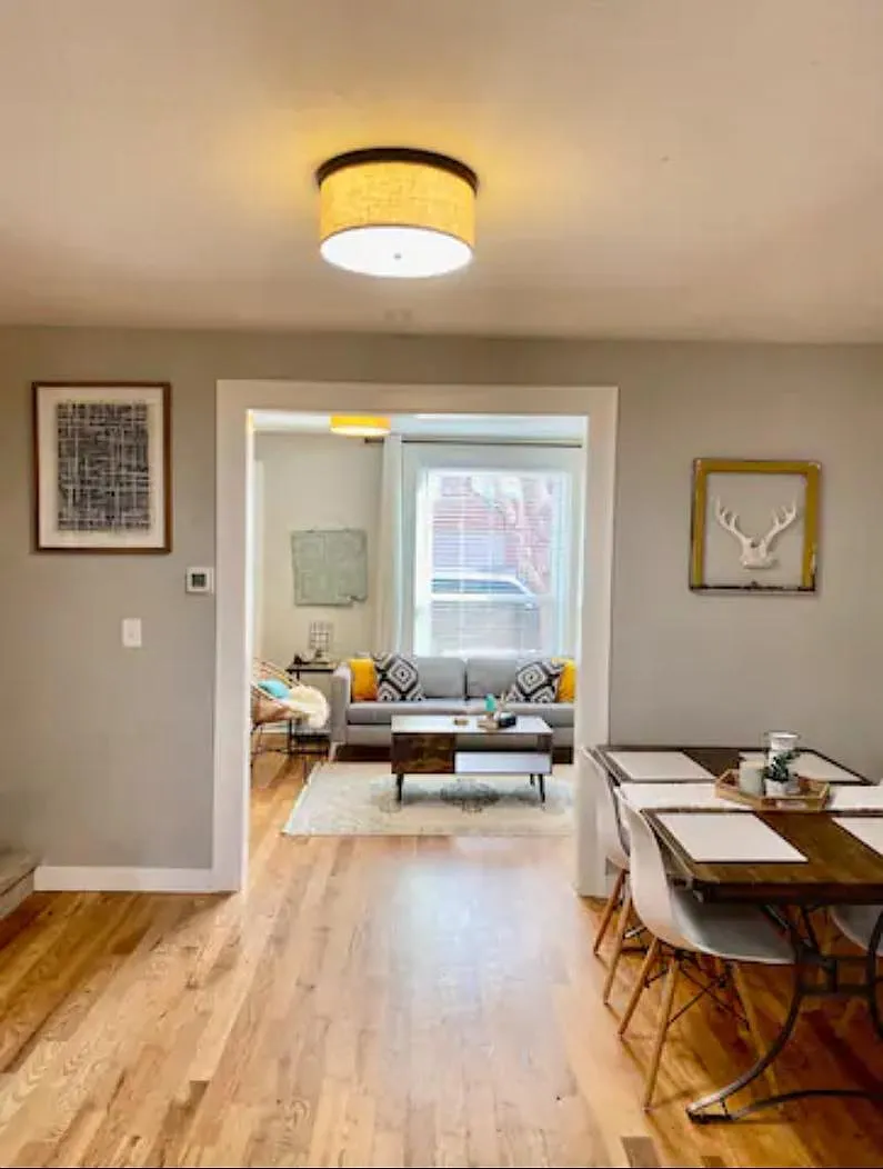 2509 Tremont Pl — Photo 2