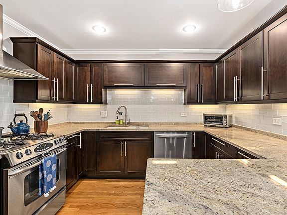 4th image of 900 W Erie St #3