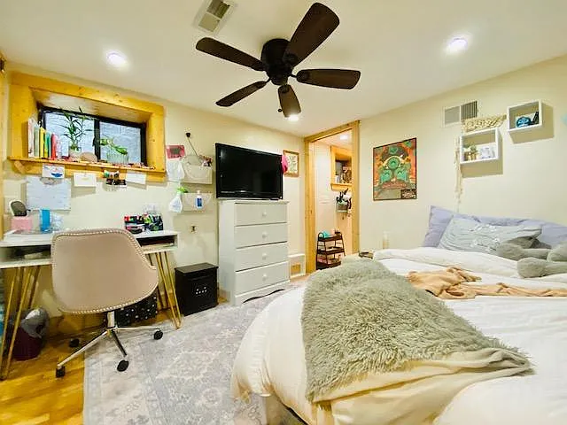 944 N Wood St #G — Photo 14