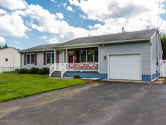 3rd image of 121 Oakwood Pl