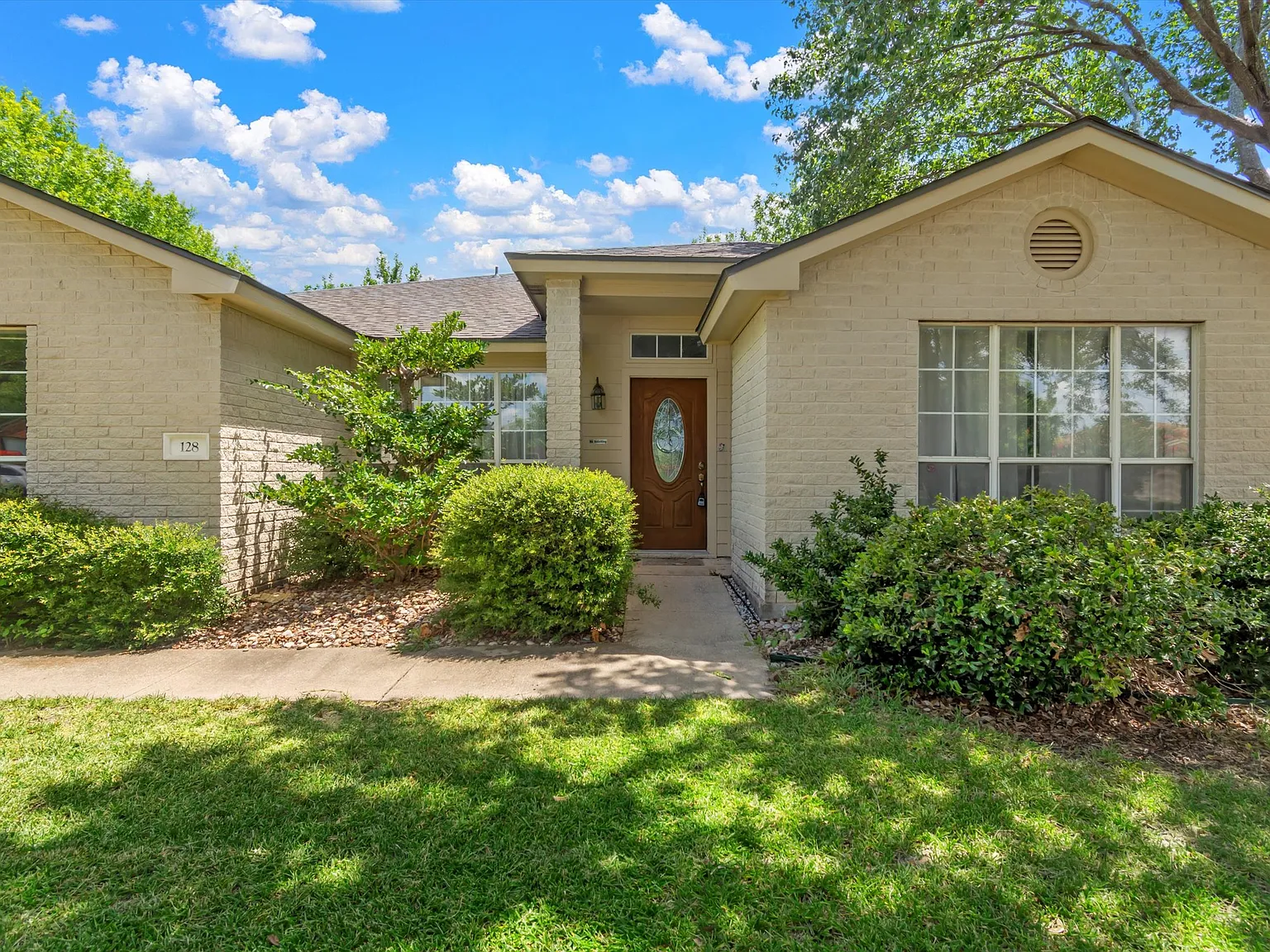 4 bed, 2281 sqft, $2,000 — Photo 1