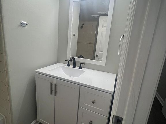 4th image of 147 Lakeshore Dr Unit 10