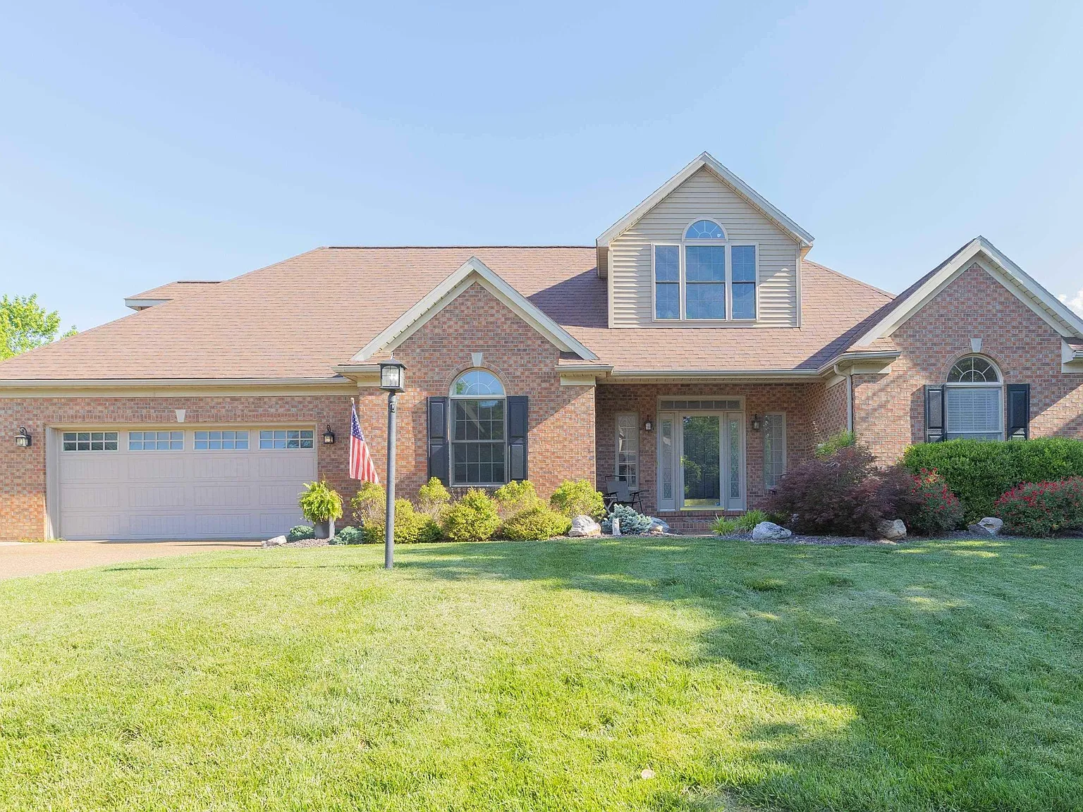 3 bed, 2.5 bath, 2916 sqft, $2,800 — Photo 1
