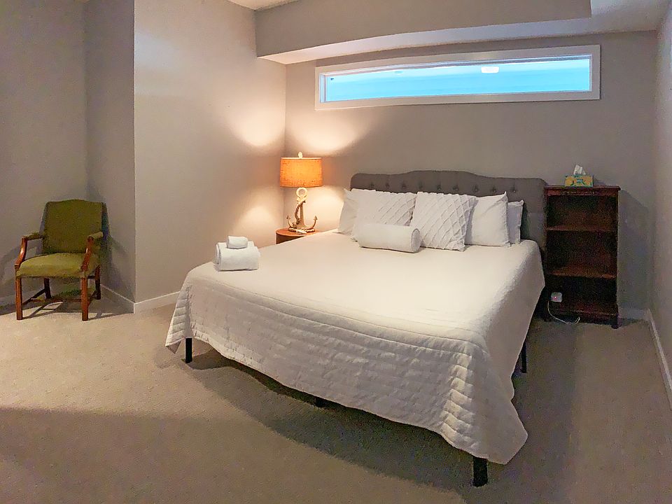 Comfy king size bed in the en suite.