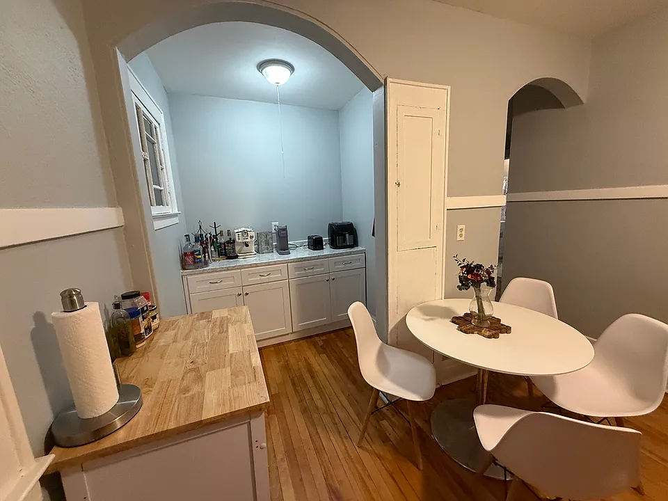 Eat-in kitchen