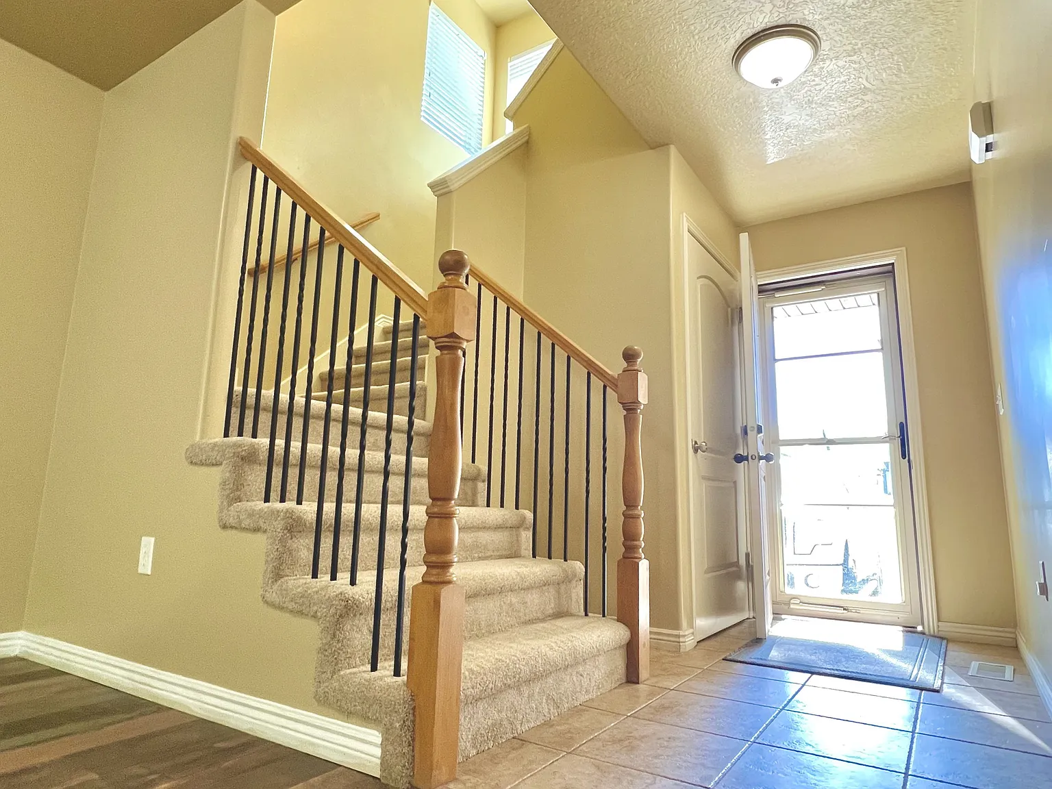 3 bed, 2050 sqft, $2,100 — Photo 2