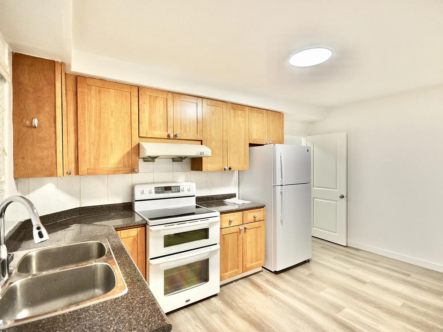 2 bed, 800 sqft, $2,300 — Photo 1