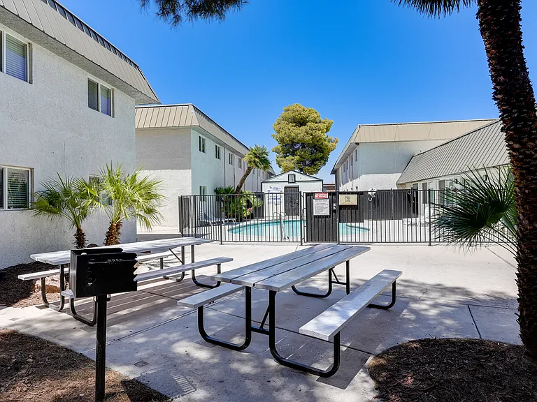 Red Rock Cove Apartments — Photo 6