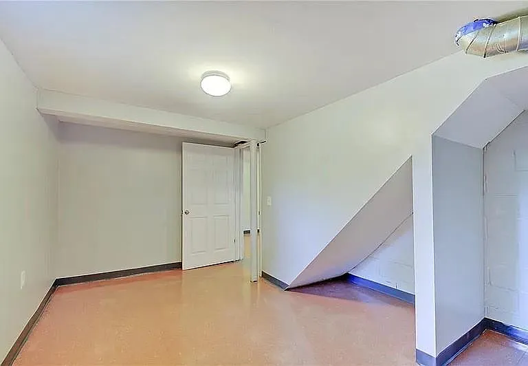 702 W 42nd St — Photo 17