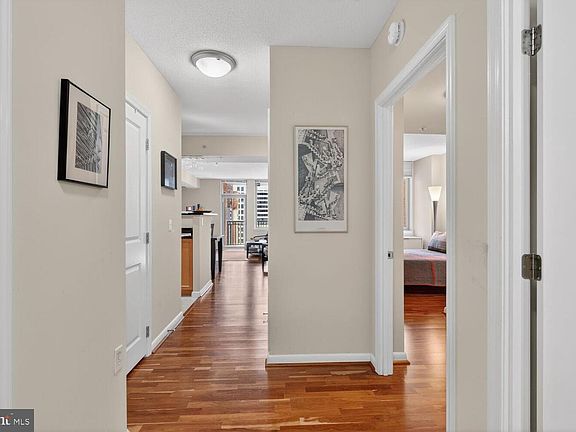 2nd image of 851 N Glebe Rd APT 909