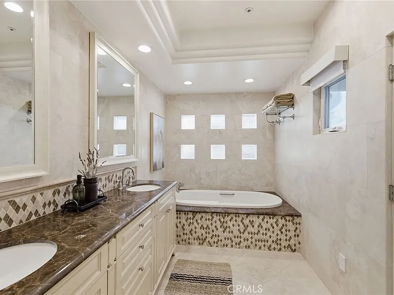 720 Manhattan Beach Blvd — Photo 32