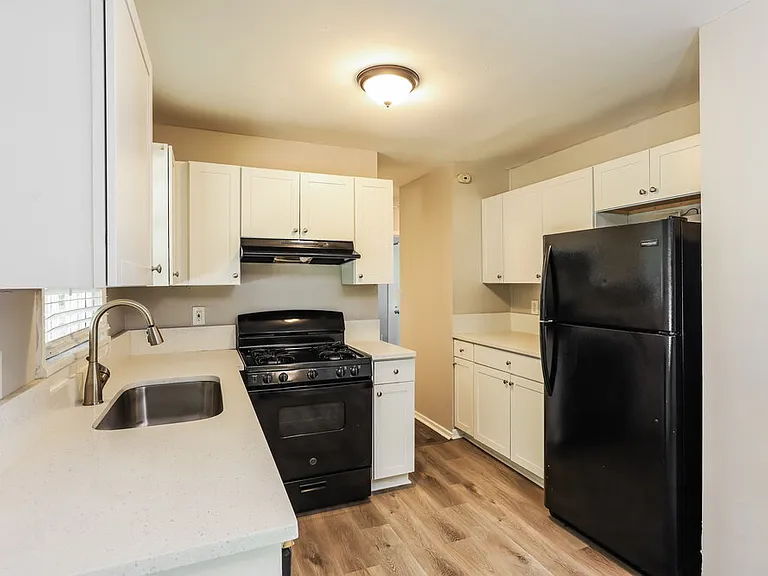 842 Bonneville Ter NW — Photo 9