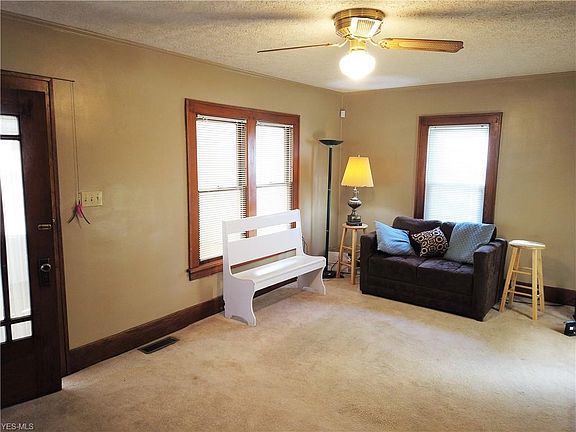 5th image of 749 Marguerite Ave