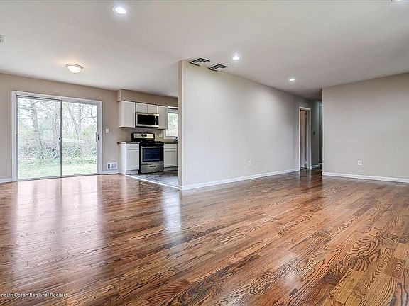 5th image of 284 Madison Ct