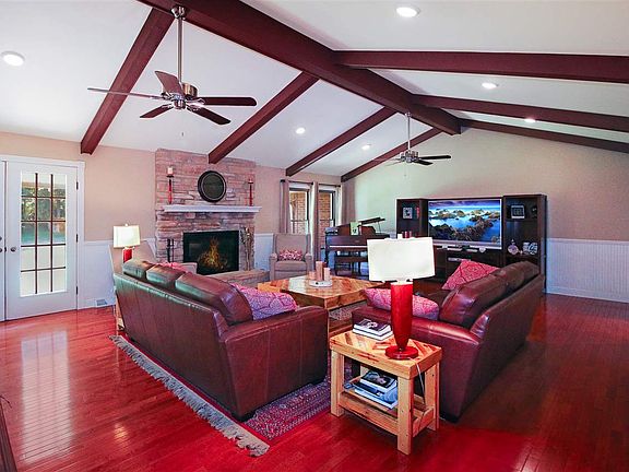 4th image of 212 Crestlake Way