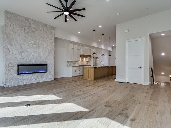 5th image of 250 E Dallas Rd #114