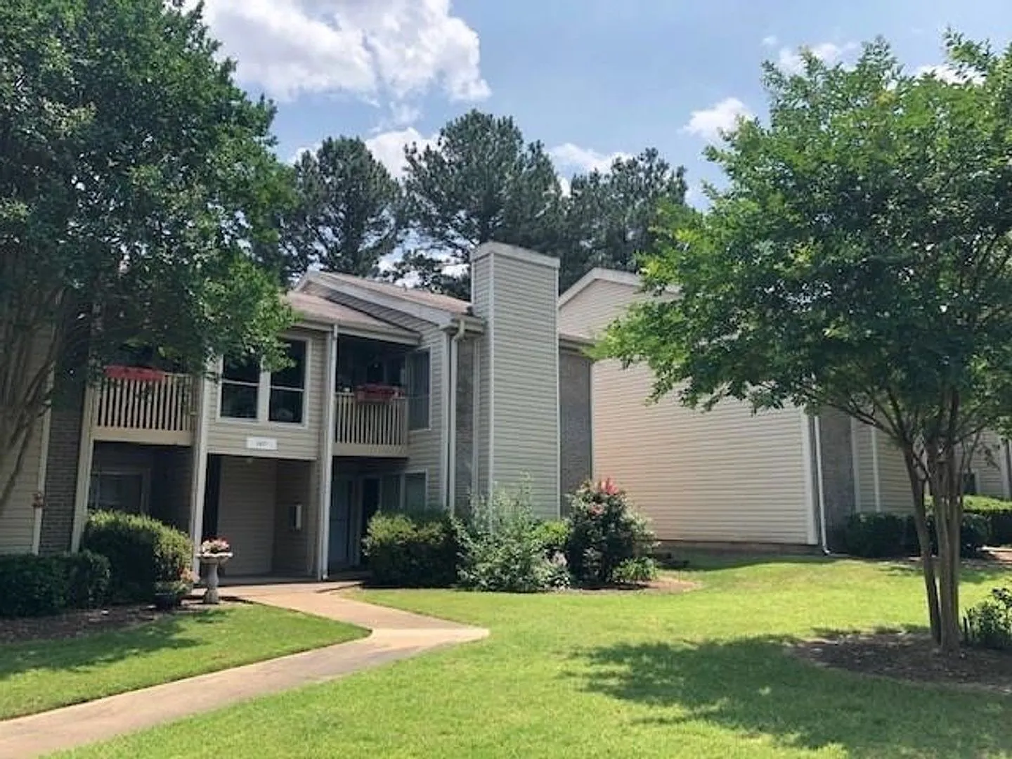 Super cute condo in East Memphis ready for you! Pool included!! — Photo 2