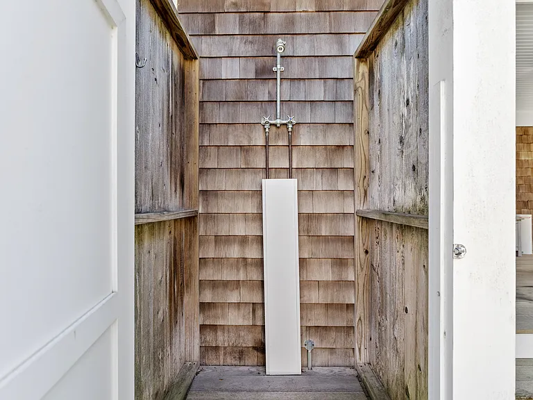565 Wainscott Northwest Rd — Photo 23